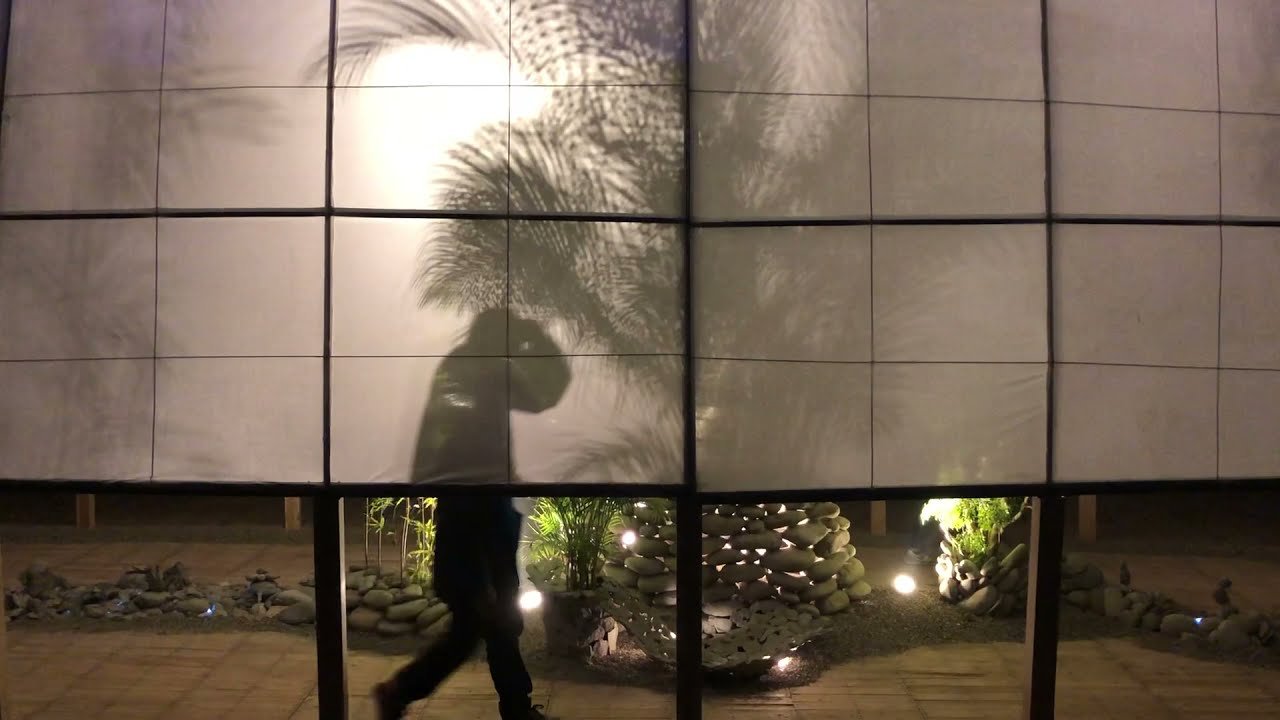 樹的告白 石的應答_2020台灣燈會｜台中后里燈區 - 照在天幕的樹的陰影，則與觀看作品的人影一同交疊，進一步傳達人與自然的交流。
